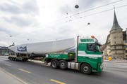 Der eingepackte Rumpf der Alinghi wird über die Seebrücke transportiert. (Bild: Keystone)