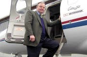 Ulrich Bettermann in einer Archivaufnahme aus dem Jahr 2000 vor seinem Firmenjet auf dem Flugplatz Buochs. (Archivbild Dominik Buholzer / Neue Luzerner Zeitung)