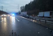 Der Autobahnabschnitt war während der Räumung in beide Richtungen nur noch einspurig befahrbar. (Bild: PD)