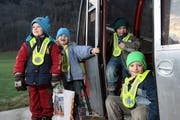 Für sie ist Gondelbahnfahren Alltag: Simon, Andrea, Fabio und Severin Arnold (von links). (Bild Roger Zbinden/Neue NZ)