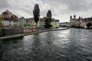 Derzeit fliesst sehr viel Wasser aus dem Vierwaldstättersee. Vom Wehr in der Reuss ist entsprechend wenig zu sehen. (Bild Nadia Schärli)
