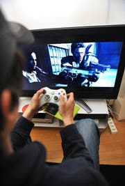 Ein Jugendlicher beim Computerspiel. (Bild Corinne Glanzmann)