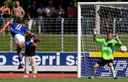 Luzern Jacopo Ravasi (links) erzielt das 0:2 für Luzern an Bellinzonas Goalie Matteo Gritti (rechts) vorbei.