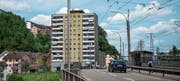 Das Hochhaus an der Lindenstrasse soll Gesellschaft erhalten von einem neuen 40-Meter-Bau. (Bild: Dominik Wunderli (Luzern, 23. Mai 2017))