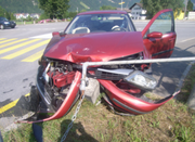 Der Autofahrer kollidierte zwar nicht mit einem anderen Lenker, aber mit dem Steinpfosten des Geländers. (Bild: Kantonspolizei Uri (Seedorf, 23. Juni 2017))