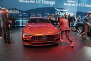 Vergangenheit und Zukunft unter einem guten Stern: Mercedes-Benz hat das automobile Zeitalter 1886 eingeläutet und ist bei der Gestaltung der Zukunft vorne dabei. Hier zu sehen das in Genf präsentierte AMG GT Concept-Modell.