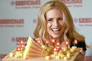 Die Moderatorin Michelle Hunziker wirbt in Deutschland, hier an einem Emmentaler-Anlass in Köln, und in Italien für Schweizer Käse. (Bild: DPA/Henning Kaiser)