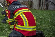 Insgesamt 45 Feuerwehrleute standen im Einsatz (Symbolbild). (Bild: Pius Amrein / Neue LZ)