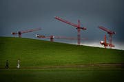 Baukräne auf dem Land im Kanton Luzern. (Bild: Pius Amrein)