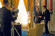 Es entsteht das Foto, auf welchem der Film basiert: Elvis Presley (Michael Shannon, rechts) besucht Richard Nixon (Kevin Spacey) im Oval Office. (Bild: Ascot Elite/PD)