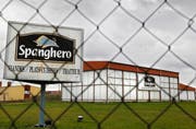 Diese Fabrik ist im Visier der Justiz. (Bild: EPA/Guillaume Horcajuelo)