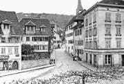 Kreuzung Kirchenstrasse/Grabenstrasse Zug, vor 1896: Rechts ist das Haus «Zum unteren Schwert» an der Grabenstrasse 1 und das Haus «Zum oberen Schwert» an der Kirchenstrasse 2 zu erkennen, in denen sich ab 1866 der zweite Geschäftssitz der «Bossard Vater & Söhne» befand. (Bild: Bibliothek Zug)