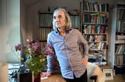 Kulturjournalist Pirmin Bossart, fotografiert bei sich zu Hause in Luzern, liebt Bücher und Schallplatten. Ansonsten versucht er, mit möglichst wenig materiellen Gütern auszukommen. (Bild Eveline Beerkircher)