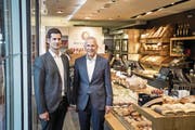 Inhaber Paul Philipp Hug mit Vater Paul Hug-Riedweg im Laden im Bahnhof Luzern. (Bild: Manuela Jans-Koch (Luzern, 27. Oktober 2017))