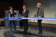 Jérôme Martinu, Chefredaktor der Neuen LZ und Moderator, Stefan Roth (CVP) und Beat Züsli (SP) in der Diskussionsrunde zur Präsidentenwahl. (Bild Dominik Wunderli)