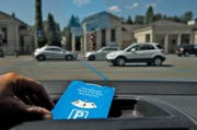 Der grosse Parkplatz beim Friedhof Friedental ist künftig tagsüber ausschliesslich für Besucher des Friedhofs reserviert. Das Parkieren ist während drei Stunden kostenlos, es muss lediglich die Parkkarte gestellt werden. (Bild: Nadia Schärli (Luzern, 20. Juli 2015))
