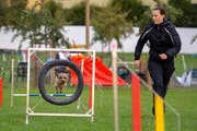 Ein eingespieltes Team: Jasmin Wolgensinger aus Hünenberg See mit Cairn Terrier Neva. (Bild Maria Schmid)