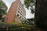 Blick auf ein Gebäude des ehemaligen Altersheims im Waldheim. (Bild: Stefan Kaiser)