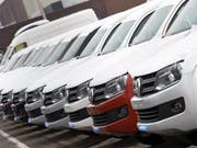 VW hat trotz des Abgasskandals erstmals seit Monaten wieder ein kräftiges Plus bei den Autoverkäufen eingefahren. (Archiv) (Bild: Keystone/EPA/HOLGER HOLLEMANN)