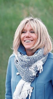 Brigitte «Bibi» Macron (64) gilt als spontan und ohne falsche Komplexe. (Bild: Chesnot/Getty (Le Touquet, 22. April 2017))