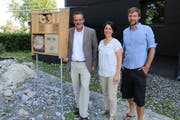 Die Vertreter von links nach rechts: Philippe Gerber, Leiter Centermanagement Migros Luzern, Claudio Sedivy, Projektleiter Wildbiene & Partner und Heidi Oswald, Projektleiterin Umwelt Migros-Genossenschafts-Bund. (Bild: PD)