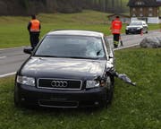 Das Auto war Richtung Schwyz unterwegs. Es wurde beim Zusammenstoss massiv beschädigt. (Bild: Geri Holdener, Bote der Urschweiz)
