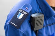 Das Logo der Luzerner Polizei auf der Uniform eines Polizisten. (Symbolbild) (Bild: Alexandra Wey / Keystone (Luzern, 12. August 2015))