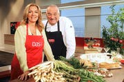 Lautsprecher Rainer Sass, nach eigenen Worten die «Frontsau unter den Fernsehköchen»hier im Bild mit Bettina Tietjen in der Sendung «Das!». (Bild: NDR Presse und Information)