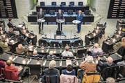 Die Regierungsräte Reto Wyss, Guido Graf und Paul Winiker (von links) gestern im Kantonsratsaal. (Bild: Pius Amrein (Luzern, 26. März 2018))