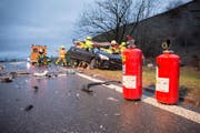 Die Edlibacherstrasse zwischen Edlibach und Neuägeri musste vorübergehend in beiden Richtungen gesperrt werden. (Bild: FFZ (Menzingen, 22. Januar 2018))
