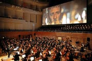 Stimme voller Feuer und Leidenschaft: Lisa Gerrard in der «Gladiator»-Vorführung des 21st Century Orchestra. (Bild Philipp Schmidli)