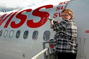 Die Stanser Gemeindepräsidentin Beatriche Richard tauft den neuen Flieger. (Bild: Nadia Schärli/Neue LZ)