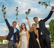 Rosige Aussichten trotz Wolken: Gabriel Gerber, Jana Portmann, Kim Meyer und Lars Ulrich freuen sich über die bestandenen Prüfungen. (Bild: Philipp Schmidli (Willisau, 23. Juni 2017))