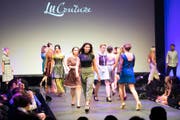 An der Modeschau von LU-Couture am «FashionDay for Generations» gestern im KKL präsentierten Profimodells und Lehrlinge die neue Kollektion – unter ihnen war auch die Miss Schweiz Laurianne Sallin (unten, Mitte). Bilder: Eveline Beerkircher (Luzern, 15. Oktober 2016)