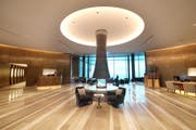 Die Réception mit der Lobby-Halle im Hintergrund im neuen Bürgenstock-Hotel (Bild: Eveline Beerkircher)