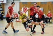Kreisläufer Sebastian Munzert (am Ball) überzeugte mit einer tollen Abschlusseffizienz. (Bild: Urs Hanhart (Altdorf, 11. November 2017))