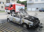 Die Feuerwehr Schötz im Einsatz: Sie musste 2015 den Brand dieses Autos löschen. (Bild Feuerwehr Schötz)