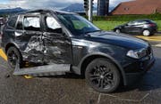 Im Bild sieht man den BMW, dessen rechte Seite bei der Kollision eingedrückt wurde. (Bild: Polizei Luzern)