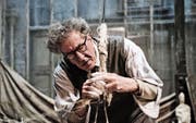 Zum Essen und Schlafen hat er nicht viel Zeit: Alberto Giacometti (Geoffrey Rush) bei der Arbeit. (Bild: Parisa Taghizadeh/Final Portrait)