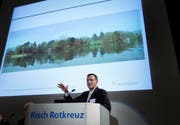 Daniel Vasella und sein neues Anwesen – hier an einer Info- veranstaltung zum geplanten Ausbildungscenter im Jahr 2011. (Archivbild Stefan Kaiser)