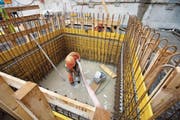 Ein Bauarbeiter beim Entwässern einer Baugrube. (Bild: Salvatore di Nolfi/Keystone)
