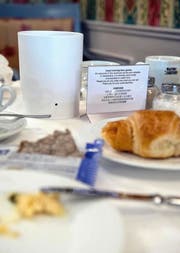 «Bitte nehmen Sie nur auf den Teller, was Sie auch essen können.» Mit diesem Schild auf Englisch und Chinesisch kämpft das Hotel Monopol gegen Lebensmittelverschwendung. (Bild Pius Amrein)