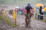 Der Sieger Francis Mourey aus Frankreich bei Schnee und Regen am 38. Internationalen Radquer in Dagmersellen. (Bild: Keystone)