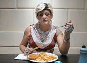 Auch Drag-Queen Steve gehört zu den drei Männern, die so gut wie möglich ihr Leben nochmals lancieren wollen. (Bild: PD)