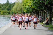 Die Girls schlendern zur Zuger Katastrophenbucht. (Bild: Stefan Kaiser / Neue ZZ)