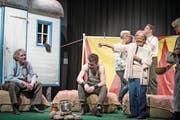 Josette Gillmann-Mahler (Bildmitte) gibt Regieanweisungen auf der Bühne des Schappe-Saals in Kriens. (Bild: Manuela Jans-Koch (7. April 2018))