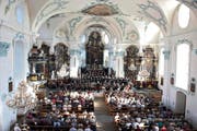 Grosser Raum für einen grossen Klangkörper: die Aufführung in der Pfarrkirche Cham. (Bild: Maria Schmid)