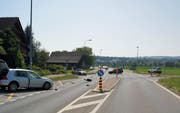 Trümmerteile der schrottreifen Autos liegen auf der Sinserstrasse. (Bild: Zuger Polizei)