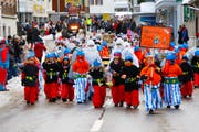 Kinder laufen verkleidet durch die Strassen von Oberägeri am Umzug von den Legoren. (Bild Stefan Kaiser/Neue ZZ)