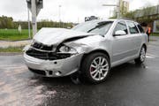 Übel zugerichet: Das andere Unfallauto. (Bild: Luzerner Polizei)
